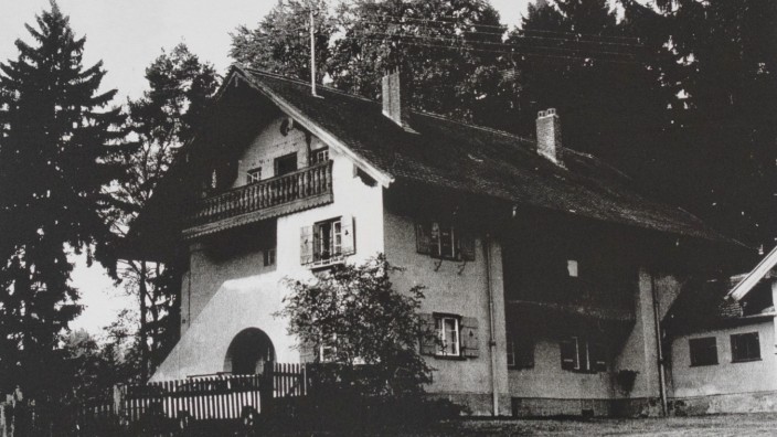 Denkmalschutz: In der Koloniestraße Kirchseeon stehen einige historische Gebäude der Eisenbahnsiedlung unter Denkmalschutz. So sah Haus Nummer 8 vor etwa 30 Jahren aus.