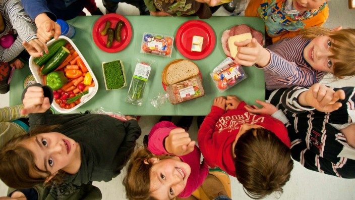 Ernährung: Zu Hause und in der Schule frühstücken? Für das Gewicht von Kindern offenbar kein Problem.