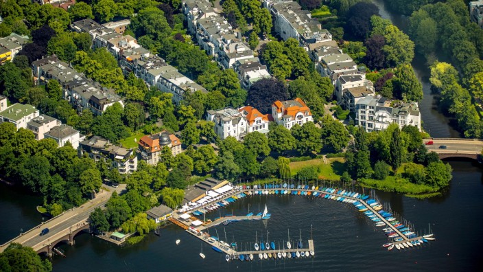 Erbschaftsrecht: Blick auf ein Villenviertel in Hamburg: Wer seinen Angehörigen viel hinterlassen möchte, müsste es per Schenkung tun - und entsprechend hohe Steuern bezahlen.