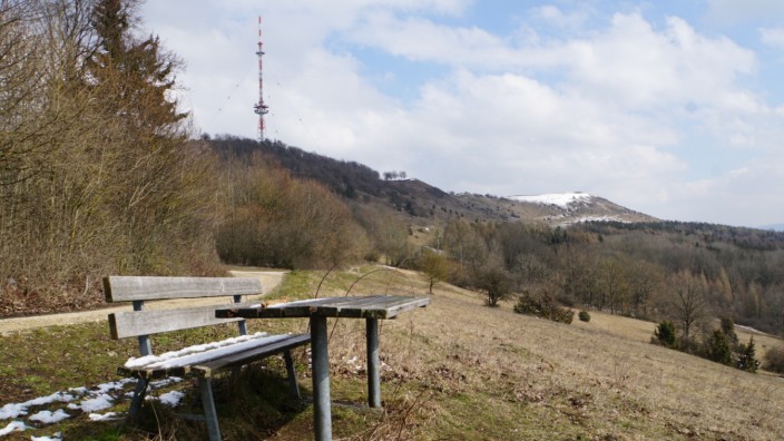 NS-Vergangenheit: Der Ausblick vom Hesselberg, mit 689,4 Metern die höchste Erhebung Mittelfrankens, ist bei schönem Wetter famos.