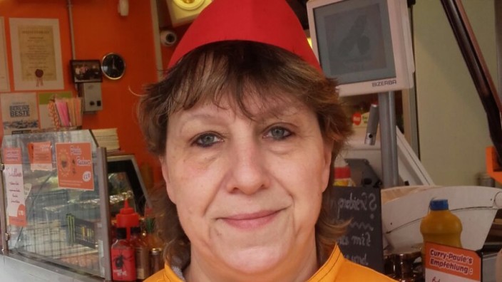 Berlin: Gabriela S., 56, arbeitet seit vier Jahren bei "Curry-Paule" in Berlin-Neukölln. Es ist das erste Mal, dass sie überfallen wurde.