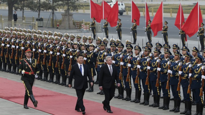 Diplomatischer Drahtseilakt: Ausgerechnet auf dem Tiananmen-Platz: Hier wurde 1989 die Demokratiebewegung niedergewalzt, hier nimmt nun Gauck mit Präsident Xi die Ehrengarde ab.