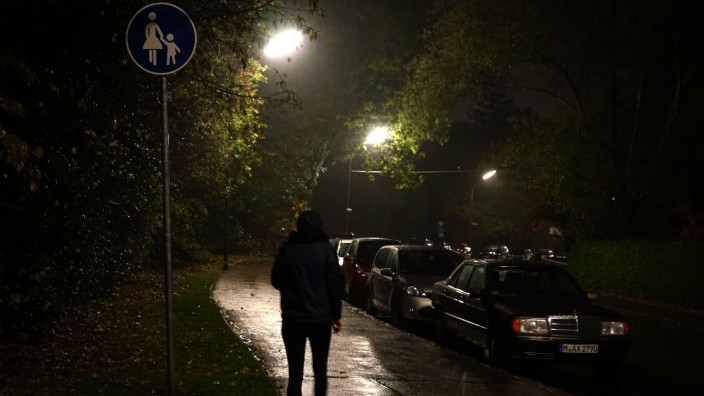 Fußgängerwege bei Dunkelheit in Pasing, 2015