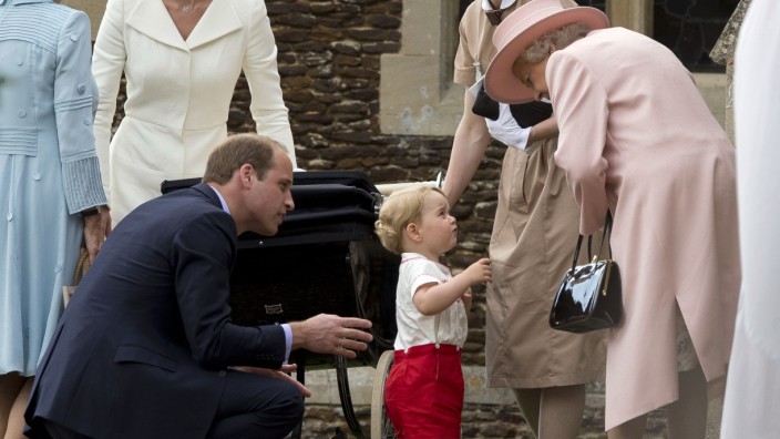 Promis: Königin Elisabeth II. spricht mit Urenkel Prinz George bei der Taufe seiner kleinen Schwester Prinzessin Charlotte.