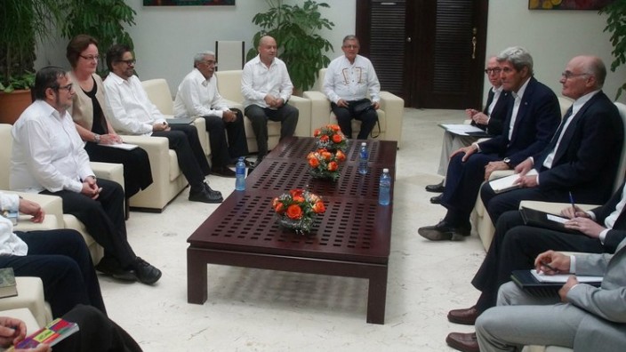 Kolumbien: Gespräche in Havanna: US-Außenminister John Kerry (2.v.r.) mit Vertretern der FARC.