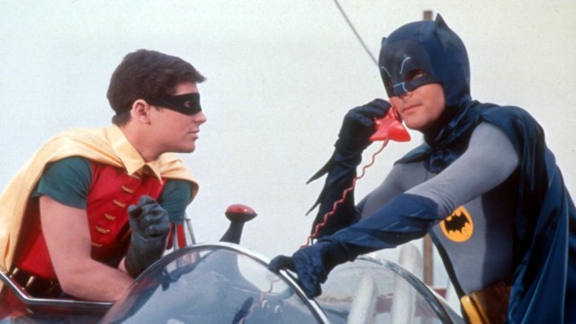 30-jähriges Jubiläum von "The Dark Knight Returns": Batman und Robin im Design der Serie aus den 60ern. Ganz schön billig.