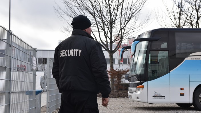 Ankunftszentrum: Ein Mitarbeiter einer Sicherheitsfirma steht vor dem Ankunftszentrum für Flüchtlinge in München.
