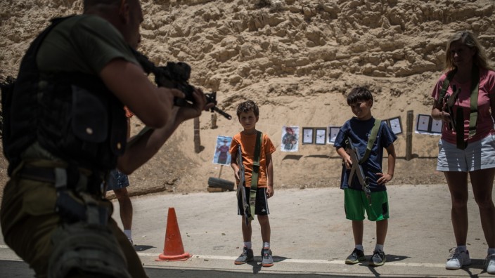 Freizeitpark mit Kampfprogramm: Ein Ausbilder im Kampfanzug zeigt der Familie, wie man beim Schießen richtig steht. Später tauschen sie die Holzgewehre gegen echte Waffen.