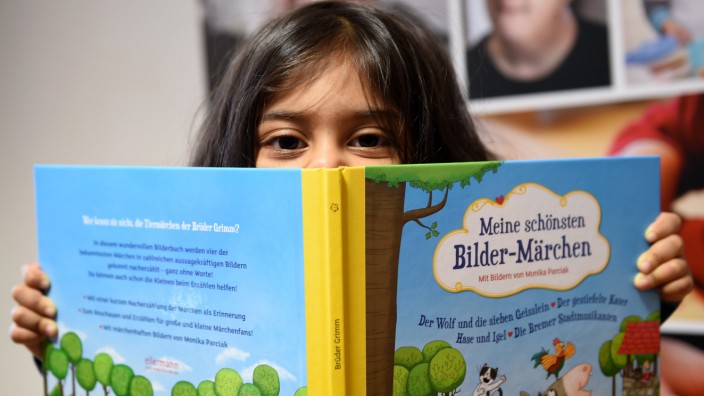 Übergabe von Flüchtlings-Kinder-Leseboxen