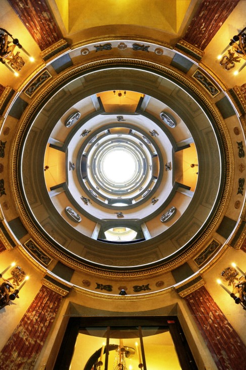 Blick in das sechsstöckige Atrium des L'Hôtel in der Pariser Rue des Beaux-Arts.