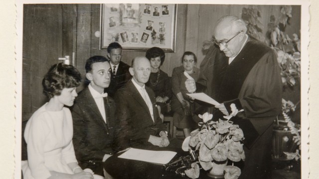 Neue SZ-Serie: Das einzige Foto, das Lederer junior von sich und seinem Vater besitzt, ist das seiner Hochzeit: Bürgermeister Karl Lederer senior traut seinen Sohn und Regina Lederer.