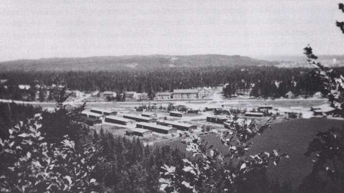 Neue SZ-Serie: Das Lager Buchberg bei Gelting im Jahr 1948. Im Hintergrund sieht man das ehemalige Verwaltungsgebäude der NS - Munitionsfabrik, heute das Rathaus Geretsried.