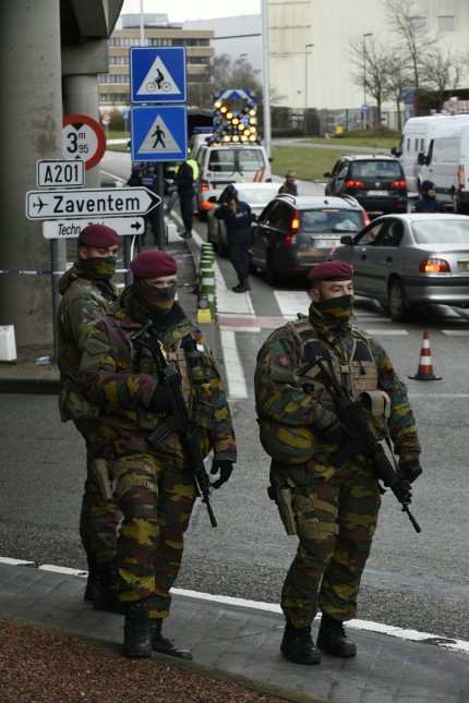Brüssel: Polizisten und Soldaten kontrollieren Flughafen-Angestellte am Eingang des Brüsseler Airports.