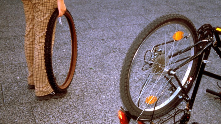 SZ-Serie: Raus aufs Rad: Ohne Werkzeug, Ersatzteile und handwerkliches Geschick ist man bei einer Radpanne verloren. Doch nun gibt es dafür Abhilfe.
