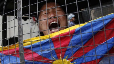 Krise in Tibet: Chinesische Polizisten patrouillieren in Tongren.