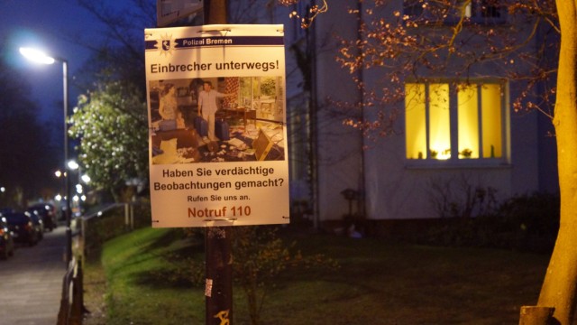 Nach wiederholten Einbrüchen in einem Bremer Wohnviertel hat die Polizei Bremen Warnschilder aufgehä