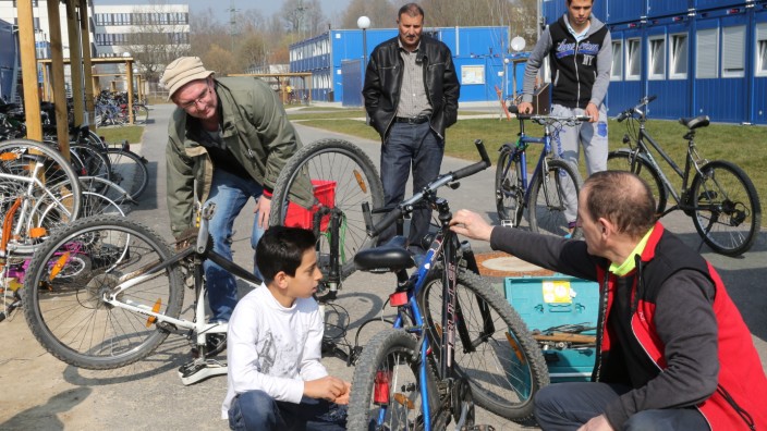 Arbeitskreis "Fahrradwerkstatt": Schrauben verbindet: Im Flüchtlingsdorf an der Wippenhauser Straße organisieren Konrad Wilhelm (rechts) und Stefan Lukas eine Fahrradwerkstatt.