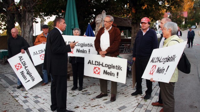Aldi-Gegner demonstrieren bei FDP-Veranstaltung