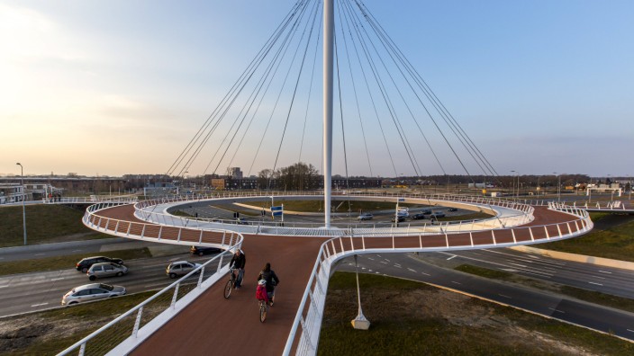 Hovenring eine Art Kreisverkehr Brücke für Zweiräder und Fußgänger über einer verkehrsstarken Stra