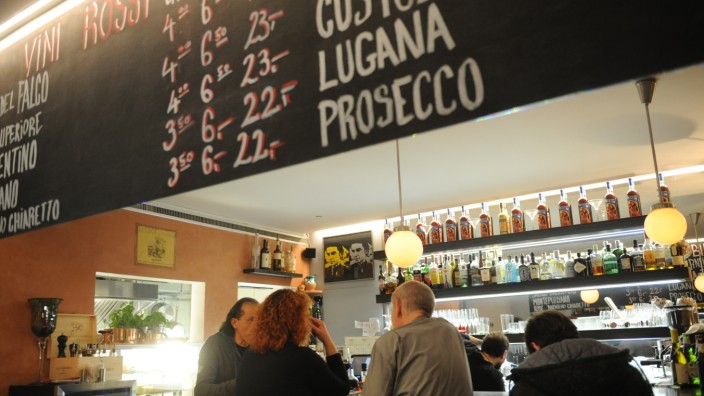 Bucci-Bar: An der Theke der Bucci-Bar herrscht eine ganz spezielle, gesprächige Atmosphäre, wie es sie sonst nur in Italien gibt.