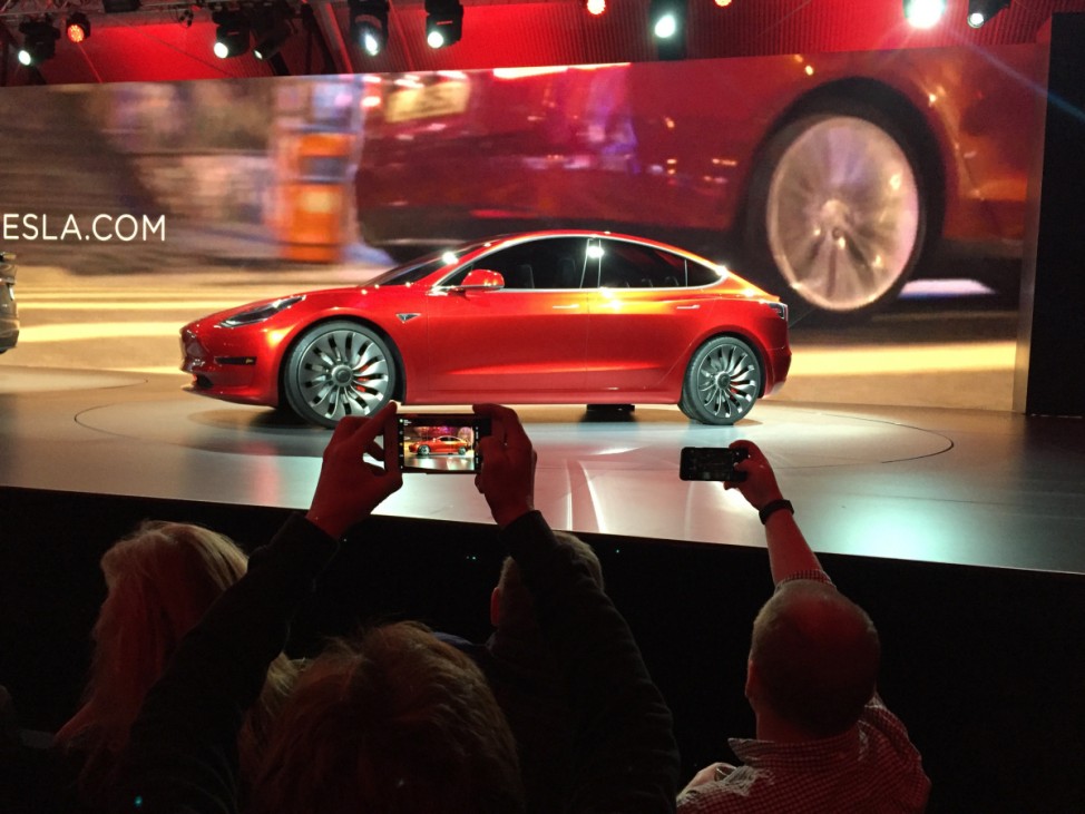 Das neue Tesla Model 3 bei seiner Weltpremiere in Los Angeles.
