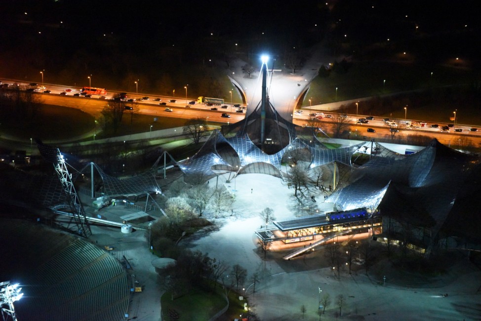 Nachtluftbild vom Gebäude der Olympiahalle im Olympiapark am Georg-Brauchle-Ring in München im Bundesland Bayern