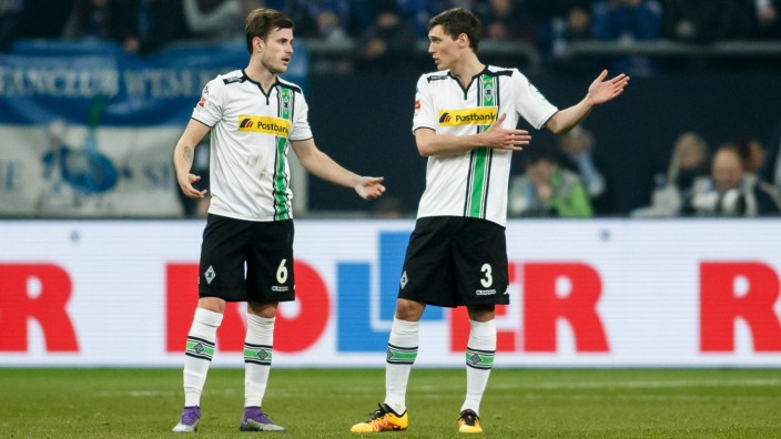 Gelsenkirchen Havard Nordtveit Borussia Moenchengladbach 6 im Gespraech mit Andreas Christensen B; Nordtveit Christensen