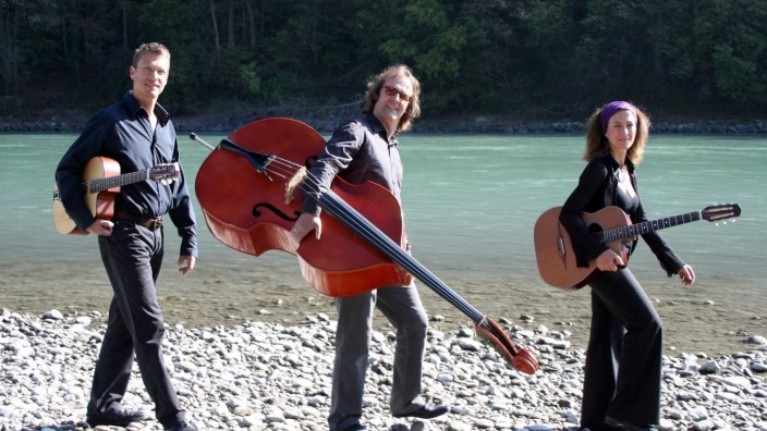 Die drei Musiker von Swing Gitan - Michaela Knappik (Gesang/Gitarre) und Martin Knappik (Gitarre), begleitet von Robert Winkler am Kontrabass