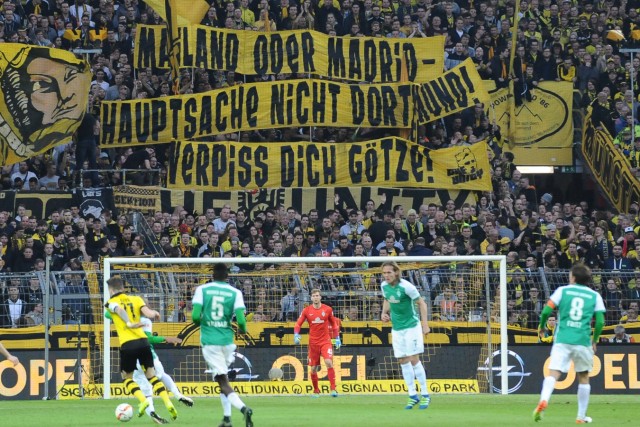 Fußball 1 Bundesliga 28 Spieltag Borussia Dortmund Werder Bremen am 02 04 2016 im Signal Iduna P; BVB Fans Plakat Götze
