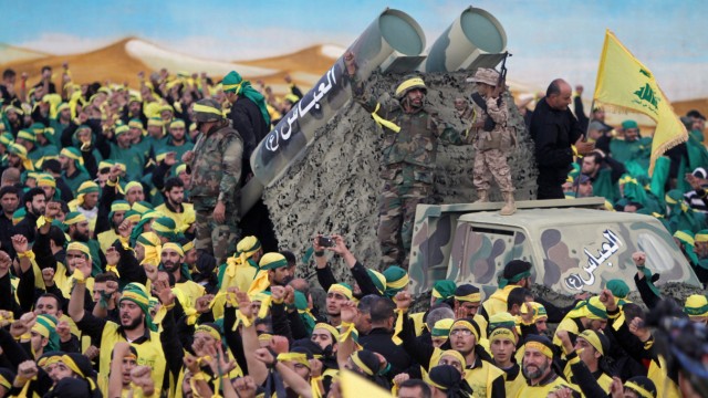 Israel und die Hisbollah: Begleitet von einem selbstgebastelten Raketen-Truck nehmen Kämpfer der schiitischen Hisbollah an einer Kundgebung im libanesischen Nabatiyeh teil.