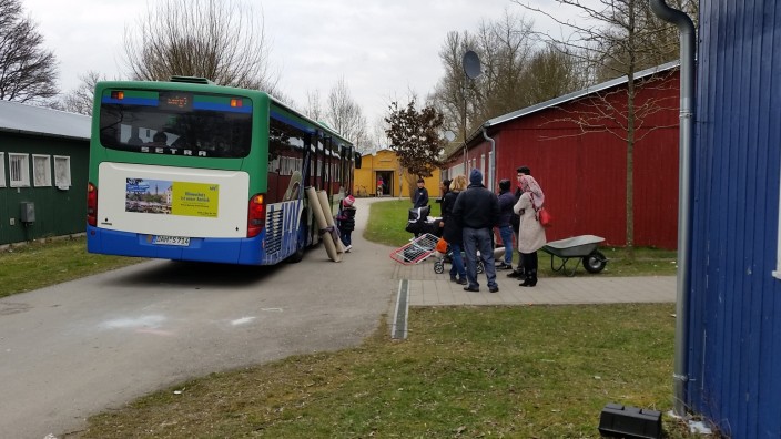 Rückgang neuer Flüchtlinge im Landkreis: In der Osterwoche sind Flüchtlingsfamilien aus den Baracken an der Kufsteiner Straße in Dachau in die Holzhäuser nach Karlsfeld umgezogen.