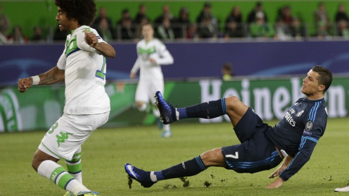 Madrid: Ein peinlicher Ausrutscher oder noch mehr? Cristiano Ronaldo (rechts neben Dante) kam in Wolfsburg nie richtig in Tritt.