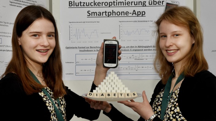 Wettbewerb: Sara-Luisa, 13, und Anja-Sophia Reh, 16, aus Augsburg entwickelten eine App, die Frauen, die an Diabetes leiden, helfen soll.