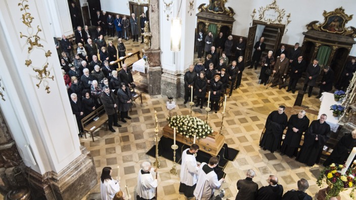 Begräbnis des beliebten Paters: Voller Trauergäste war die Andechser Wallfahrtskirche am Donnerstag im Rahmen der Beerdigung von Pater Coelestin.