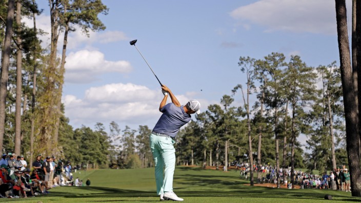 Golf: Danny Lee, of New Zealand, tees off on the 17th hole during the first round of the Masters golf tournament Thursday, April 7, 2016, in Augusta, Ga. (AP Photo/Jae C. Hong)