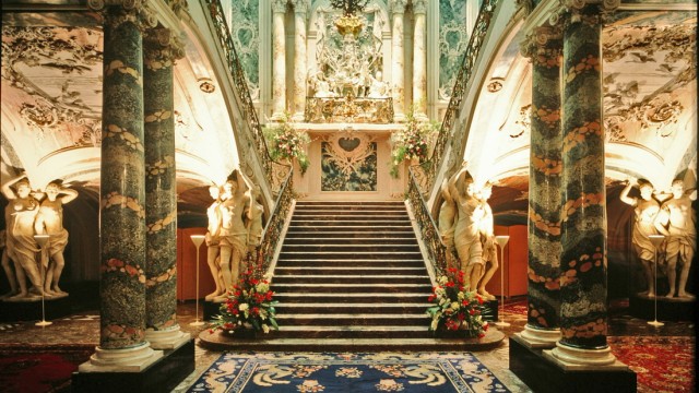 Ausstellung: Schlösser bieten den nötigen Platz für Repräsentation - und Glanz fürs Protokoll. Noch 1989 war das Schloss Brühl nobel herausgeputzt.