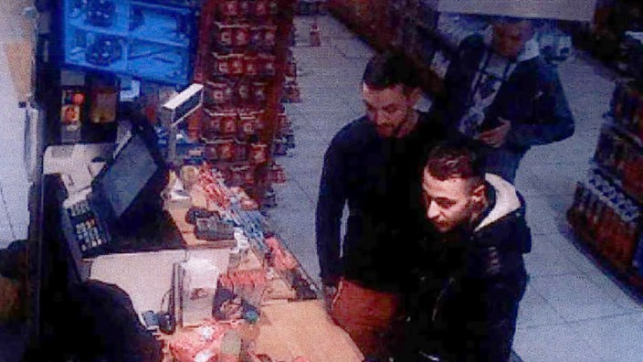 Terror in Paris und Brüssel: Wurden zwei Tage vor den Paris-Anschlägen von einer Überwachungskamera aufgenommen: Salah Abdeslam (rechts) und Mohamed Abrini an einer Tankstelle.