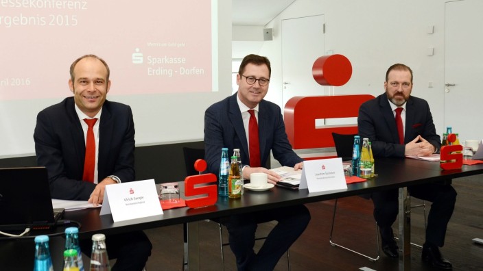 Sparkasse: Sie werden weiter bei der Sparkasse arbeiten: Die Vorstandsmitglieder Ulrich Sengle, Joachim Sommer und Mischa Schubert (von links).