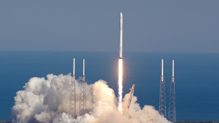 Raumfahrt: Die SpaceX Falcon-9-Rakete bei ihrem Start in Cape Canaveral am Freitag.