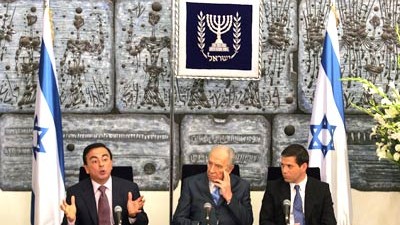 Zukunftsvision: Pressekonferenz im Amtssitz: Renault-Chef Carlos Ghosn, Israels Ministerpräsident Shimon Peres und der Projektleiter Shai Agassi stellen die Initiative "Better Place" vor.