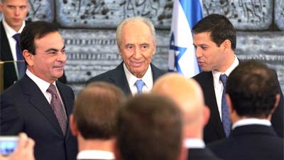 Zukunftsvision: Ghosn, Peres und Agassi stellen sich den Fragen der Presse.