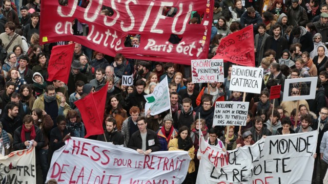 Frankreich: "La révolte gronde": Die Revolte donnert, steht auf einem der Banner, die Demonstranten am 9. April durch Paris tragen.