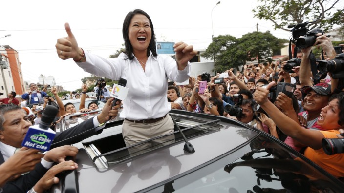 Peru: Keiko Fujimori in Lima - hier mit Peruanern, die sie ganz offensichtlich unterstützen. Das aber tun längst nicht alle.