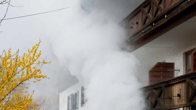 Glonn: Szenen eines Brands: aus dem Untergeschoss des Glonner Hotels quillt der Rauch.