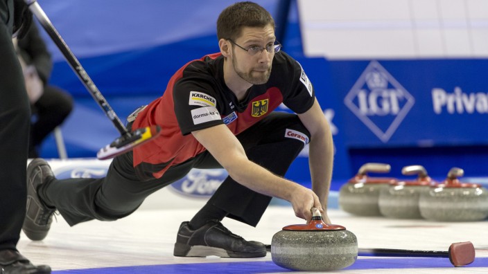 Curling: Schwung holen für 2022: Manuel Walter bei der Curling-WM gegen Japan in Basel.