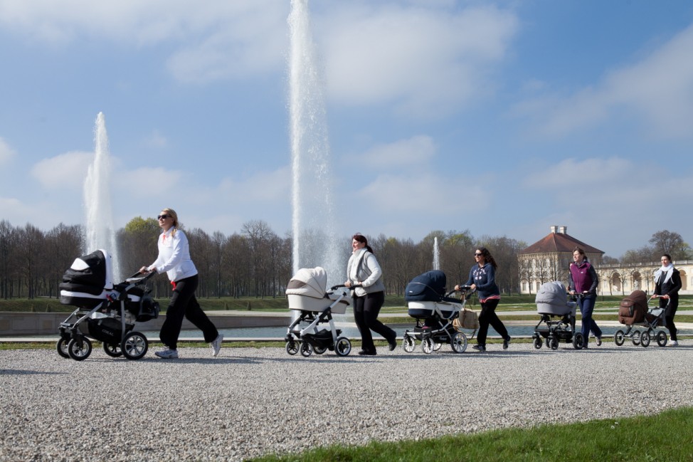 VHS-Kurs Buggy Walking, für Mamas mit Babys, die mit Kinderwagen in einer Reihe hintereinander laufen, Schlosspark Schleißheim, Oberscheißheim