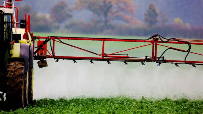 Landwirt versprüht Pestizid