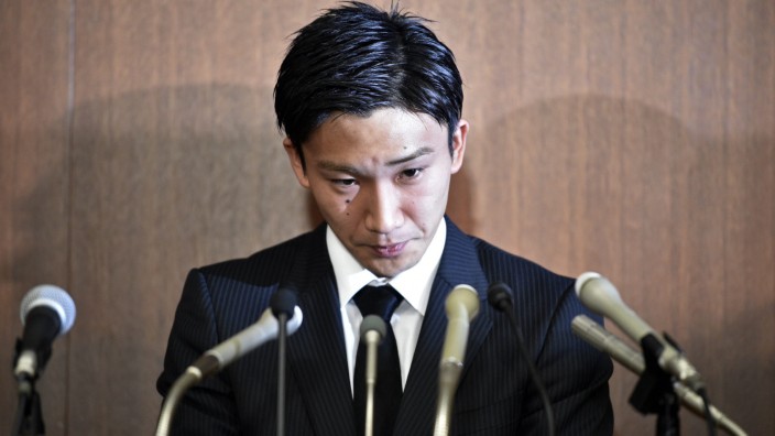 Japanese badminton players Kenichi Tago and Kento Momota apologiz