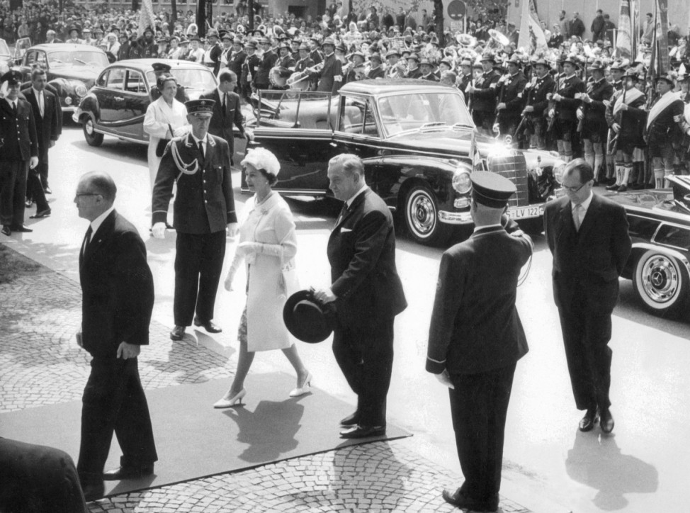 Elisabeth II. mit Ministerpräsident Alfons Goppel in München, 1965