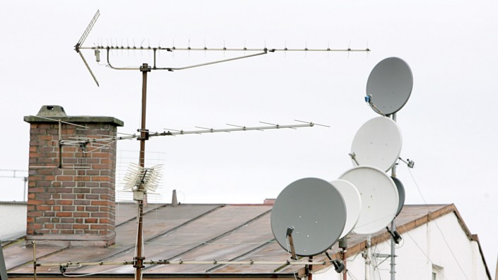 Satellitenschüsseln auf Hausdächern